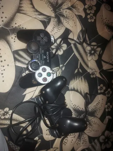 Vendo controle de PS2 pra comprar hoje 50 os 2 sem choro
