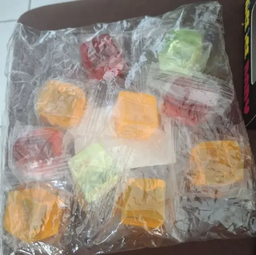 kit com 8 mini squishys bloquinhos de gelo de apertar