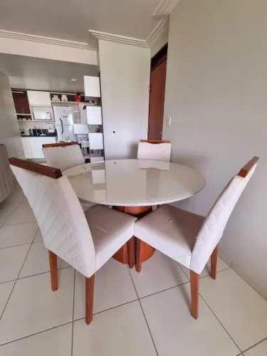 Mesa de jantar com 4 cadeiras 