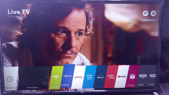 Vende-se uma TV 43 polegadas smart funcionando perfeitamente