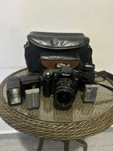 Vendo máquina fotográfica Nikon D80 duas baterias flash 