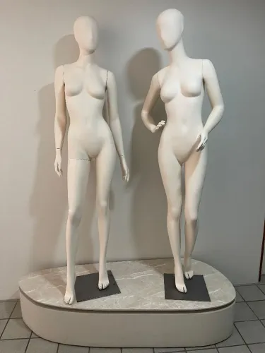 2 Manequins