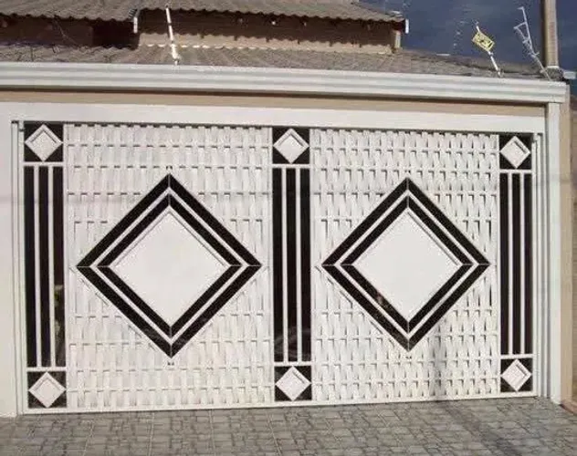 Portão modelo chapa cortada em tiras na vertical, design em cubos e frestas de ventilação