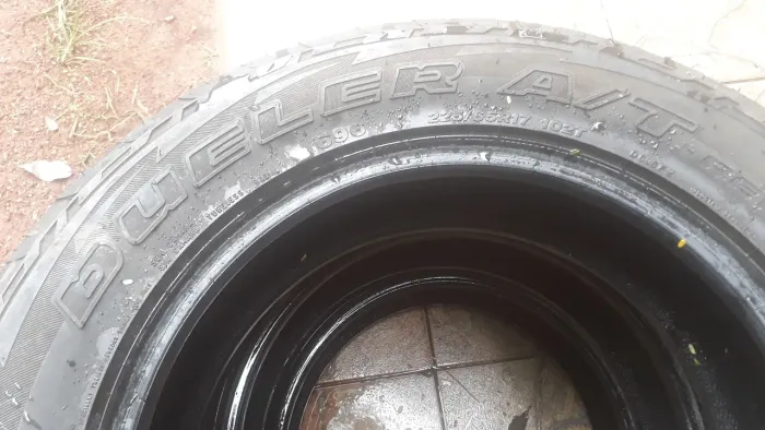 Vendo 4 Peneus aro 17  usados.