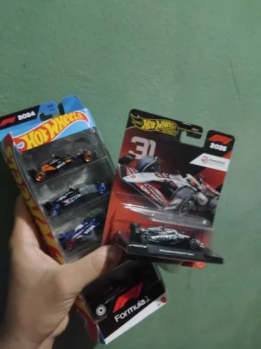 Hotwheels F1 24 Pack + F1 Premium MoneyGram Team
