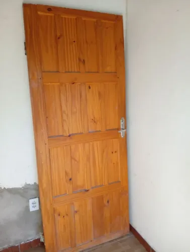 Vendo porta de madeira valor Cr$300,00