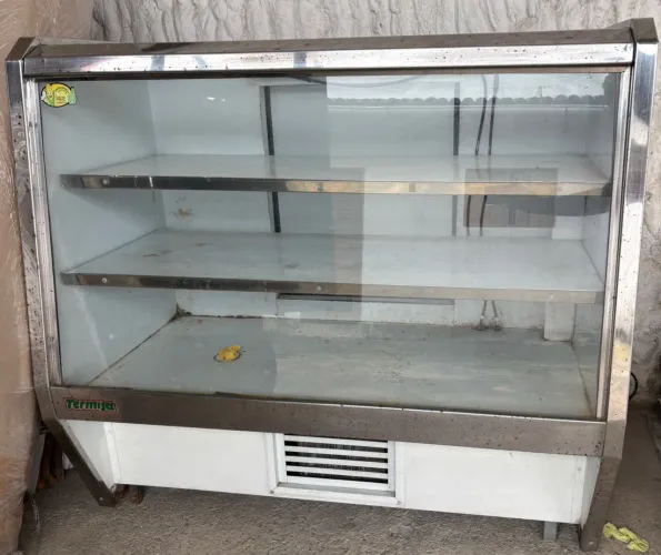 Balcão expositor com vitrine refrigerada