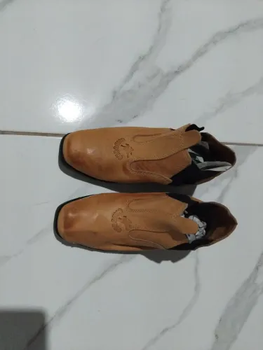 Botas de couro com solado de pneu de carro 100% couros valor r$ 80 entrega grátis