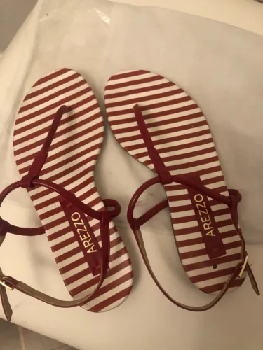 Sandália Rasteira Slim Arezzo vermelha e branca Tam 35
