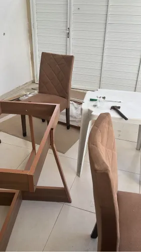 Mesa com 4 cadeiras estofadas
