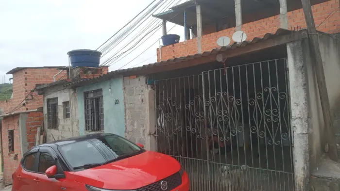 Casa tem um quarto de casal um quarto pequeno pra criança sala cozinha banheiro e garagem