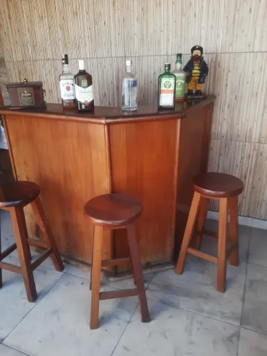 Bar em madeira com 3 bancos retro.