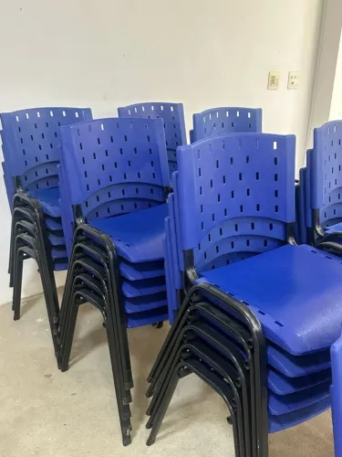 Kit 32 Cadeiras ISO Empilháveis Reforçada de Polipropileno Azul - P/ Recepção, Escola