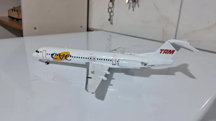 Miniatura Fokker 100 tam