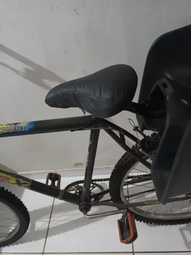Bike aro 26 com cadeirinha de transporte.