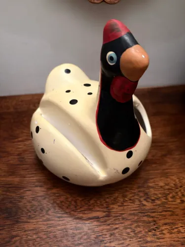 Galinha de cerâmica porta talheres e guardanapo