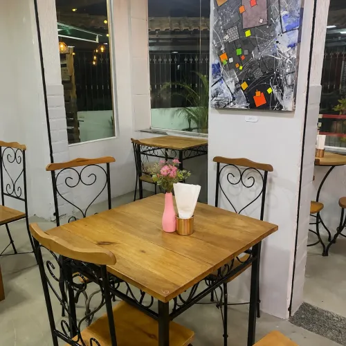 Mesa e cadeiras