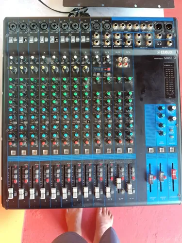 Vendo mesa de som 16 canais Yamaha 1600