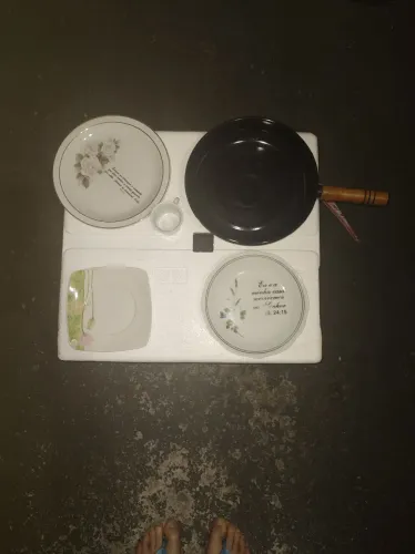 Kit para cozinha 1 frigideira , 2 pratos , 1 bandeja 1 pires e 1 xícara de café