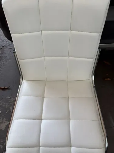 QUATRO CADEIRAS EM COURO BRANCO USADAS, COM AVARIAS NO FORO DEBAIXO DO ASSENTO