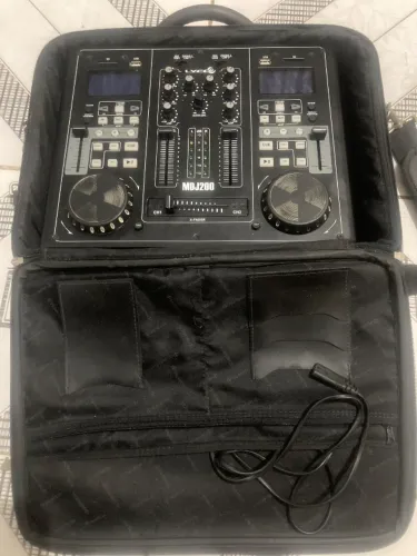 Controladora + Mixer para Dj Lyco Mdj200 dentro de um case de transporte.