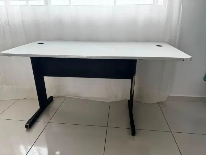 Mesa escritório grande 139cm x 70cm