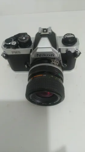 Máquina Fotográfica NIKON modelo FM2, com lente de 52mm, manual e embalagem original.