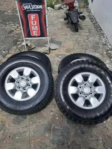 Rodas hilux aro 18.