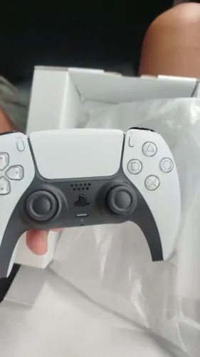 CONTROLE PS5 DUALSENSE , SEMI NOVO FOI 600$ E ESTOU VENDENDO POR 380$, USEI UMAS 5,6 VEZES