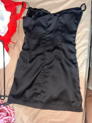 vendo vestido preto de cetim com caimento no peito veste do P ao M