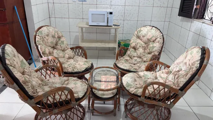 Conjunto de cadeiras acolchoadas com mesinha de centro