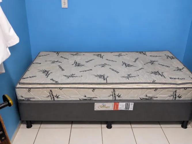 Vendo cama box solteiro R$350,00