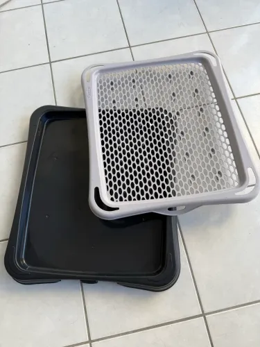 Tapete Higiênico Plástico para Cachorro com Pinos de Sustentação 55 cm x 48 cm