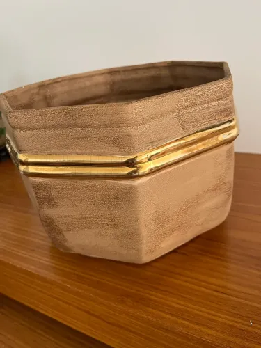 Vaso Cachepot Em Cerâmica Sextavado Bege Com Detalhe Dourado