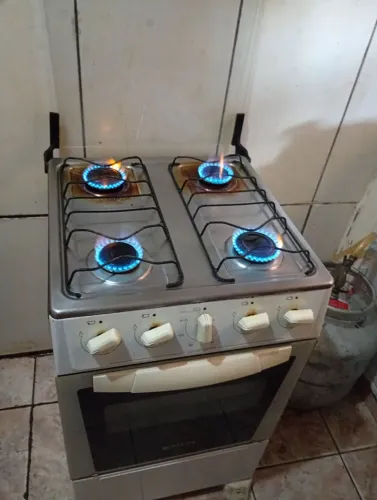 Estou vendendo urgente o fogão está funcionando tudo o forno está funcionando 