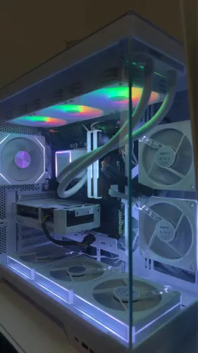 PC Gamer Ryzen 7 5700X + RX 9060 XT 16GB