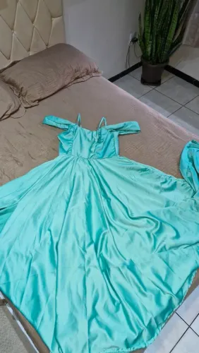 Vestido longo azul-turquesa feito sob medida
