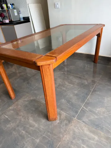 Mesa de madeira com vidro