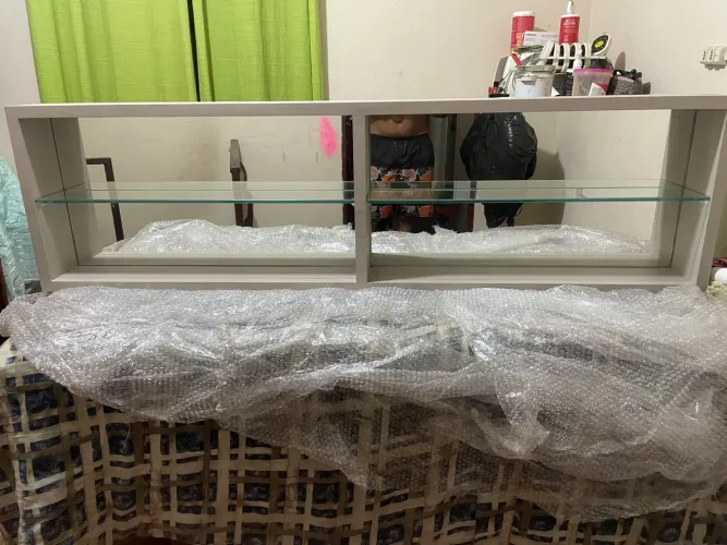 Estante expositor de 1.80 com prateleira de vidro.