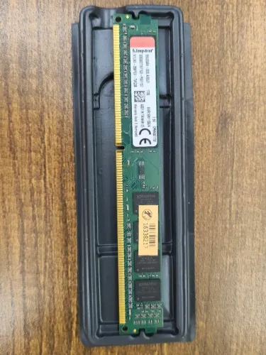 Pente de memória RAM 4GB Kingston modelo KVR16N11S8/4