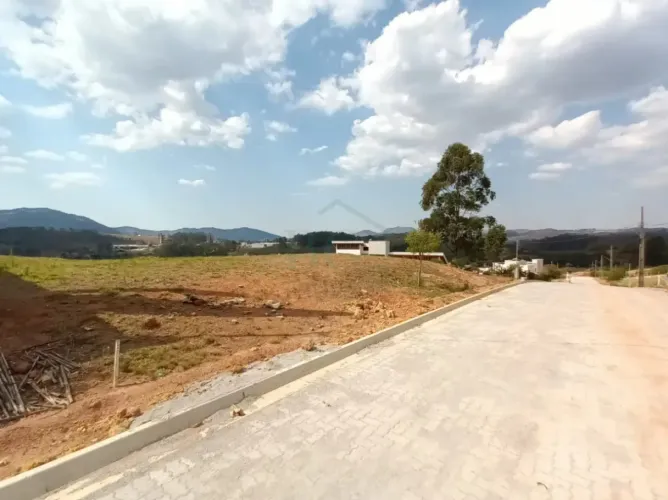 Terreno em condomínio fechado de chácaras.