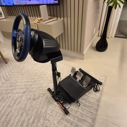 Kit Simulador: Volante Thrustmaster T150 + Pedais T3PA Metal + Suporte (PS5/PS4/PC)