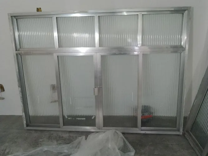 Vendo 2 janelas de alumínio com vidro canelado em perfeito estado 