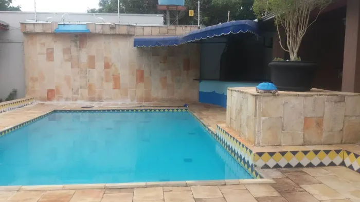 Casa no centro ao lado da JK