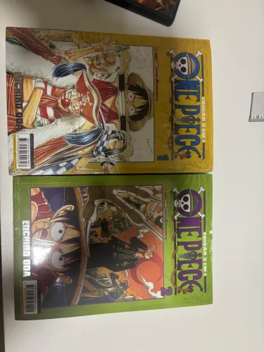 Vende-se os dois primeiros volumes ONE Piece 3 em 1