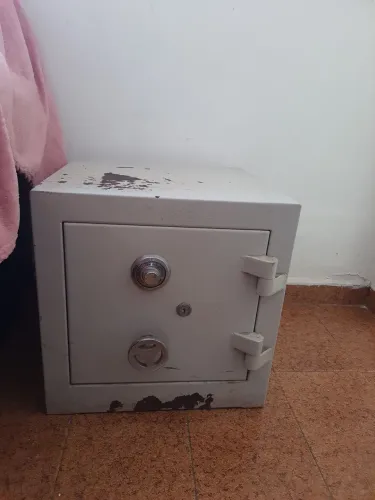 Cofre de mecânico de aço pequeno com combinação e chave.
