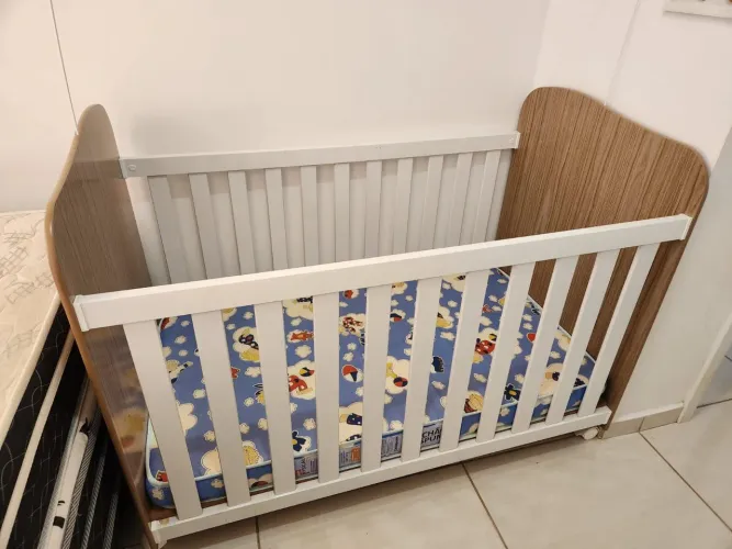 Vende-se berço em ótimo estado, pouco usado.