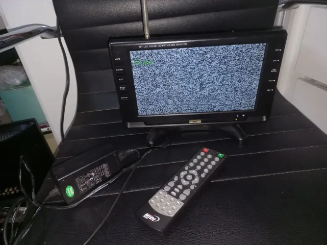TV LCD Midi Japonesa 9" com controle remoto original