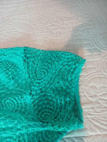 Vestido midi em renda verde com forro.