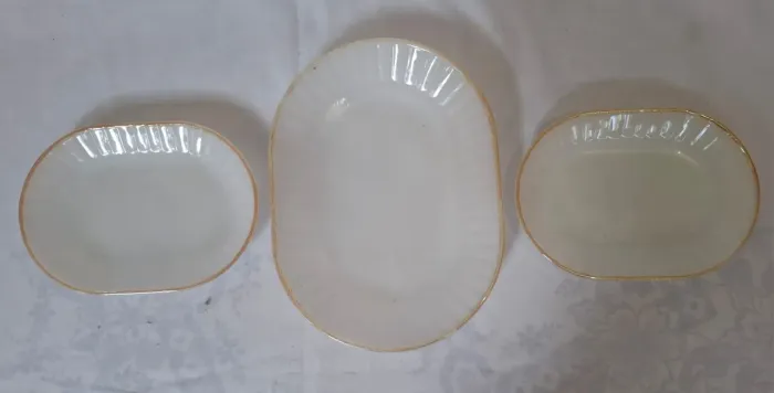 3 TRAVESSAS DE VIDRO OPALINADO DA MARCA "TERMO REY"